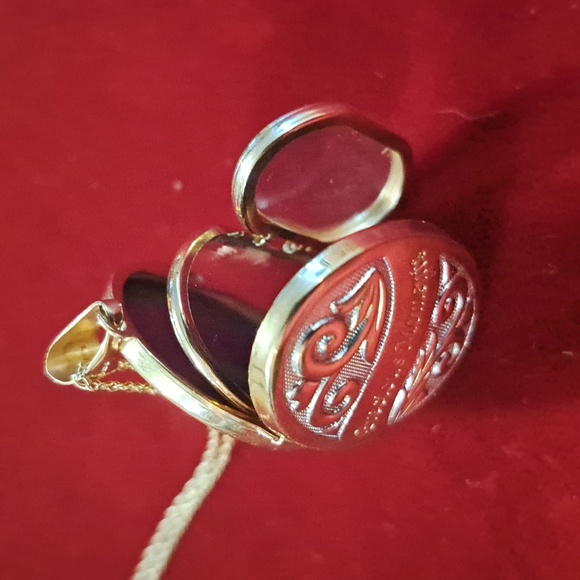 Vintage 9kt Gold Precious Moments Locket - Picture 3 of 8